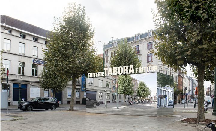 Une des nouvelles baraques à frites futuristes de Bruxelles et sa façade réfléchissante.
 (Studio MOTO)