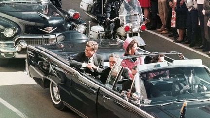 Le pr&eacute;sident John F. Kennedy et sa femme Jackie traversent Dallas (Texas) en limousine, peu avant les coups de feu mortels, le 22 novembre 1963. (AP / SIPA)