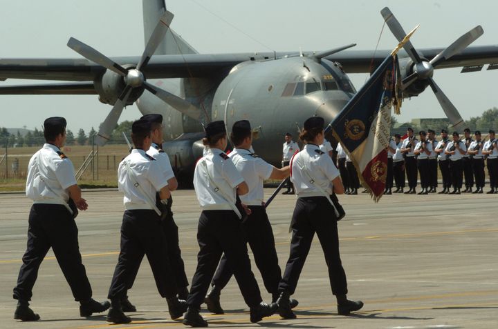 Des militaires défilent dans la base d'Evreux (Eure), le 24 juillet 2008. (MAXPPP)