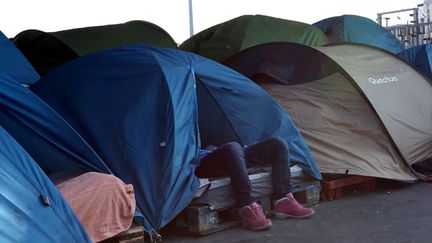  (Les migrants se sont installés dans des tentes sous le métro dans le quartier de La Chappelle, avant d'être délogés lundi dernier © Maxppp)