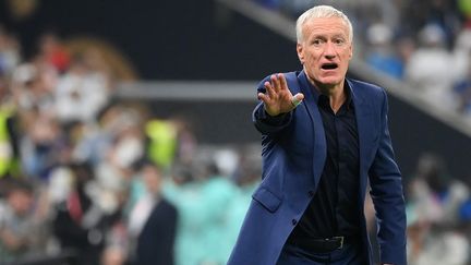 Didier Deschamps donne des instructions à ses joueurs lors de la finale de la Coupe du monde 2022, contre l'Argentine, le 18 décembre. (FRANCK FIFE / AFP)