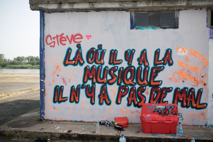 Un graffiti, près de l'endroit où Steve a disparu le 21 juin 2019.&nbsp; (J?R?MIE LUSSEAU / HANS LUCAS)