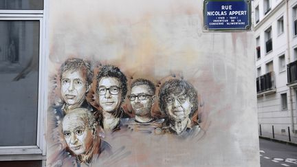 De droite à gauche, les portraits de Bernard Maris, Wolinski, Tignous, Charb et Cabu, décédés lors de l’attaque de Charlie Hebdo, le 7 janvier 2015. (CHRISTOPHE ARCHAMBAULT / AFP)