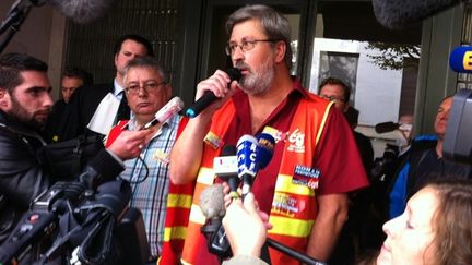 Le porte-parole de l'intersyndicale CGT-CFDT-CFE/CGC, Yvon Scornet, annonce la liquidation de la raffinerie de Petit-Couronne (Seine-Maritime) &agrave; ses salari&eacute;s, &agrave; Rouen, le 16 octobre 2012. (YVES JUNQUA / FRANCE 2)