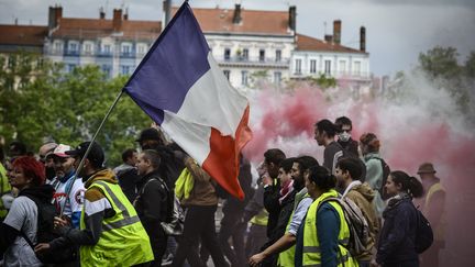 Le cortège des "gilets jaunes" dans les rues de Lyon (Rhône), le 11 mai 2019. (JEAN-PHILIPPE KSIAZEK / AFP)