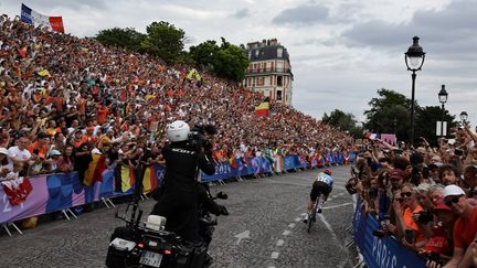 Un tsunami de spectateurs pour porter Remco Evenepoel vers la victoire. Sur le parcours de l'épreuve de cyclisme sur route des JO, le public s'était donné rendez-vous à Montmartre, où la course s'est décantée. Le Belge, déjà sacré sur le contre-la-montre, réussit un doublé en or inédit, devant les Français Valentin Madouas et Christophe Laporte. (TIM DE WAELE / AFP)