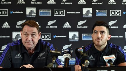 Steve Hansen, le sélectionneur néo-zélandais et l'ailier Nehe Milner-Skudder (SAEED KHAN / AFP)