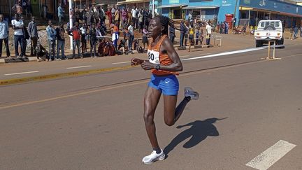 L'Ougandaise Rebecca Cheptegei, vue ici lors d'une course à pied à Kapchorwa, sa terre natale le 20 janvier 2023, est décédée le 4 septembre 2024, victime d'un féminicide (AP)