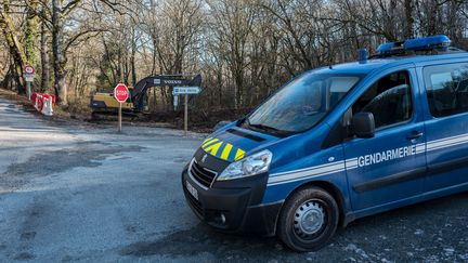 Une voiture de la gendarmerie devant un des lieux de recherches du corps de Delphine Jubillar, à Cagnac-les-Mines (Tarn), le 24 janvier 2022. (FRED SCHEIBER / AFP)