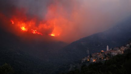 Des incendies à proximité du village de Palasca (Haute-Corse), le 22 octobre 2017. (PASCAL POCHARD-CASABIANCA / AFP)