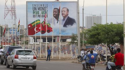 Lors de la visite du président&nbsp;turc Erdogan au Togo le 18 octobre 2021, une affiche à l'éffigie des présidents Gnassingbe et Erdogan. (HALIL SAGIRKAYA / ANADOLU AGENCY)