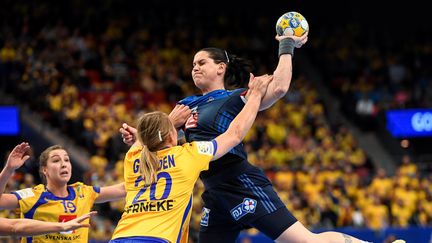 Les Bleues de handball qui l'avaient emporté face à la Suède, à Göteborg, lors de l'Euro 2016 (ci-contre), retrouvent cet adversaire pour la demi-finale du Mondial 2017. (JONATHAN NACKSTRAND / AFP)