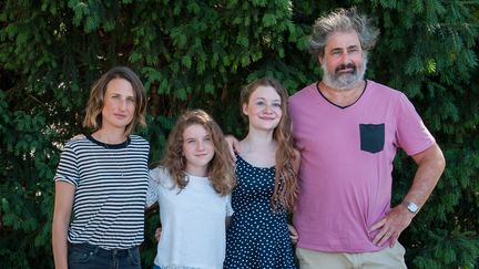 Camille Cottin, Fanie Zazini, Heloïse Dugas et Gustave Kervern, les quatre acteurs principaux du film "Cigarettes et chocolat chaud", dans les salles le 14 décembre 2016 (JEAN MICHEL NOSSANT / SIPA)