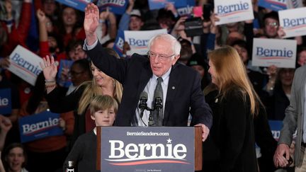 Le sénateur Bernie Sanders prononce un discours le soir de la primaire démocrate dans l'Iowa, alors que les résulats ne sont toujours pas publiés, le 3 février 2020.&nbsp; &nbsp; (ALEX WONG / GETTY IMAGES NORTH AMERICA / AFP)