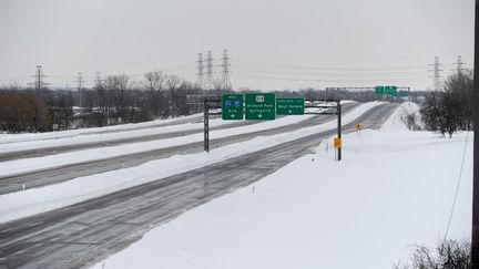 En raison du froid et de la neige, l'autoroute de l'Etat de New York est restée fermée à West Seneca, le 26 décembre 2022. (JOHN NORMILE / GETTY IMAGES NORTH AMERICA / AFP)