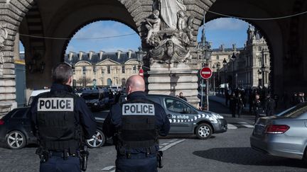 Des policiers interviennent après qu'un assaillant a attaqué des militaires au carrousel du Louvre, à Paris, le 3 février 2017. (JULIEN MATTIA / NURPHOTO / AFP)