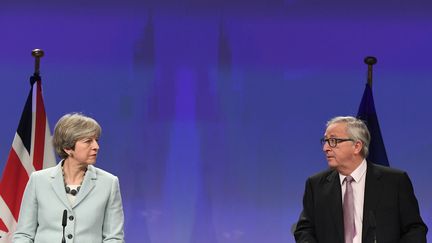 Theresa May et&nbsp;Jean-Claude Juncker, le 8 décembre 2017. (EMMANUEL DUNAND / AFP)