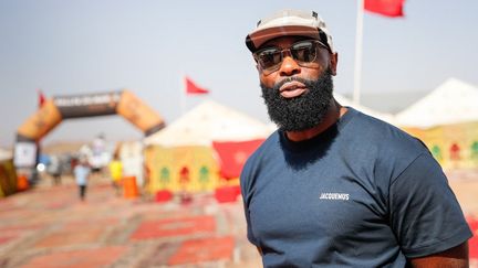 Le rappeur&nbsp;Okou Gnakouri, dit Kaaris, lors du rallye du Maroc le 7 octobre 2021. (ANTONIN VINCENT / AFP)