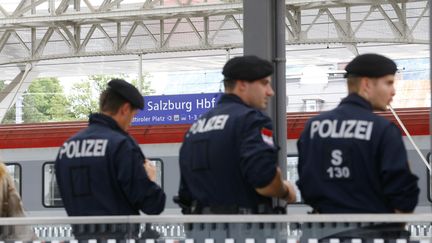 &nbsp; (Des policiers autrichiens à Sazbourg le 15 septembre 2015 ©Reuters/Dominic Ebenbichler)