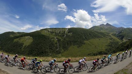 Le peloton du Tour de France, le 12 juillet 2012.&nbsp; (JOEL SAGET / AFP)