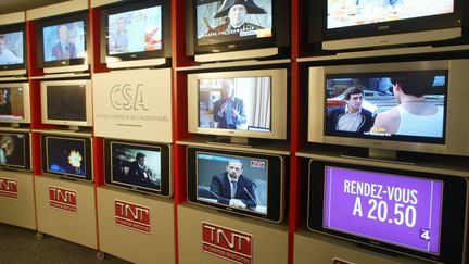 Dans les locaux du CSA lors du lancement officiel de la TNT, le 1er mars 2005. (PHILIPPE LAVIEILLE / LE PARISIEN / MAXPPP)