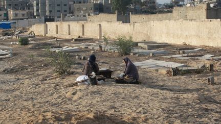 Des Palestiniens déplacés dans la partie Est de Khan Younès, le 26 juillet 2024. (BASHAR TALEB / AFP)