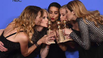 De gauche à droite : les actrices Laura Dern, Nicole Kidman, Zoe Kravitz, Reese Witherspoon et Shailene Woodley, récompensées pour la série "Big Little Lies", grande gagnante des Golden Globes. 
 (Jordan Strauss/AP/SIPA)