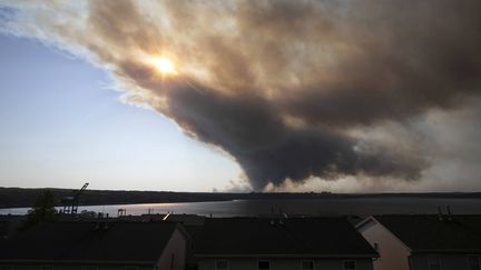 De la fumée s'élève au-dessus d'un incendie à quelques kilomètres de Halifax (Canada), le 28 mai 2023. (KELLY CLARK/ AP / SIPA)