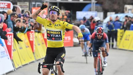 Primoz Roglic lève le poing en haut du Col de Turini devant Daniel Felipe Martinez, le 12 mars 2022. (DAVID STOCKMAN / BELGA MAG)