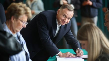 Le président polonais Andrzej Duda vote le 15 octobre 2023, lors des élections législatives, à Cracovie, en Pologne. (LUKASZ GAGULSKI / MAXPPP)