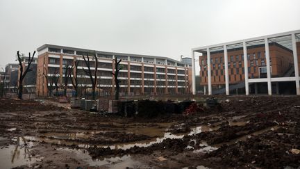 Des centaines d'élèves sont tombés malades après une contamination aux produits chimiques, sur ce campus&nbsp;scolaire situé à Changzhou (Chine) et photographié le 18 avril 2016. (IMAGINECHINA / REUTERS)