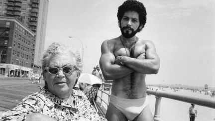 Arlene Gottfried, "Angel and Woman on Broadwalk in Brighton Beach New York", 1976 (Estate Gottfried)