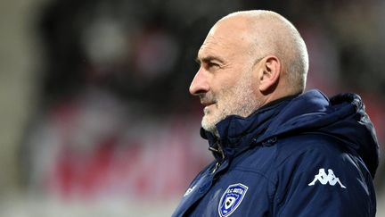 L'entraîneur du Stade lavallois, François Ciccolini, est&nbsp;suspendu immédiatement à titre conservatoire par la commission de discipline de la Fédération française de football. (ALEXANDRE MARCHI / MAXPPP)