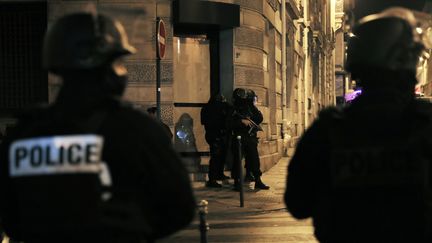 Des policiers dans une rue près des Champs-Élysées après l'attentat du 20 avril 2017. (THOMAS SAMSON / AFP)