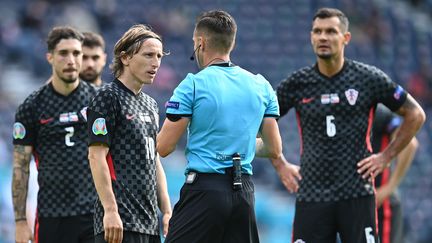 Après la faute de Dejan Lovren (droite), les Croates ont tout fait pour éviter de concéder un penalty, en vain. (PAUL ELLIS / POOL)