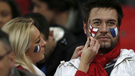 Un fan de football avec les drapeaux de l'Angleterre et de la France dessinés sur ses joues lors du match amical entre les deux pays, le 17 novembre 2015. (ADRIAN DENNIS / AFP)