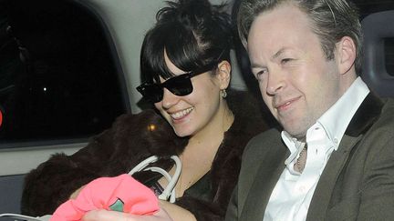 Un autre couple qui transpire le bonheur, Lily Allen et Sam Cooper. Fini les soir&eacute;es arros&eacute;es, La petite Lily se fait d&eacute;sormais des d&icirc;ners de pr&egrave;s de 4 heures avec son mari. La matutit&eacute; quoi... (REX / SIPA)