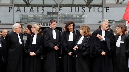 Des avocats, dont la présidente&nbsp;du&nbsp;Conseil national des barreaux,&nbsp;Christiane Feral-Schuhl (au centre), manifestent devant le tribunal de grande instance de Bobigny (Seine-Saint-Denis) pour une "justice de qualité", le 15 février 2018. (PATRICK KOVARIK / AFP)