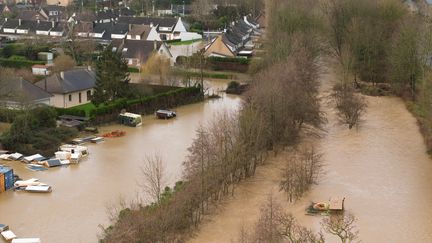 Vue aérienne d'une partie inondée de la commune de Blendecques (Pas-de-Calais), après la crue de l'Aa, le 3 janvier 2024. (CHARLES CABY / AFP)