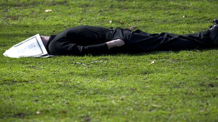 Sieste au soleil dans un parc de Londres (Royaume-Uni), le 15 mars 2012. (CARL COURT / AFP)