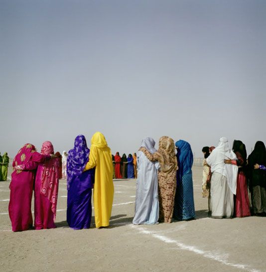 &nbsp; (© Géo  Katharine Macdaid. Des femmes dansent en groupe lors d'une course de dromadaires.)