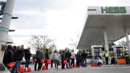 Route 45 le 1er novembre &nbsp;2012 -&nbsp;Longues files d'attente aux stations-service apr&egrave;s Sandy dans le New Jersey (MAXPPP)