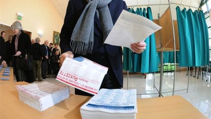 François Fillon se préparant à voter à Solesmes (Sarthe) le 21 mars 2010 (AFP - JEAN-FRANCOIS MONIER)