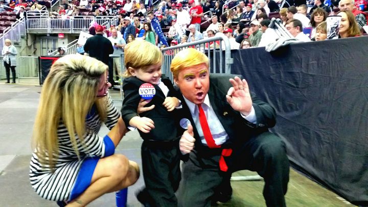 Les supporters de Donald Trump n'hésitent pas à déguiser comme leur candidat lors d'un meeting à Hershey (Pennsylvanie) le 4 novembre 2016.&nbsp; (FRANCEINFO / BENJAMIN ILLY)