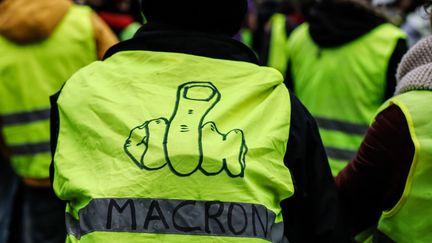 Insultes et gestes grossiers sont égalements affichés par certains "gilets jaunes" comme ici à Paris, le 24 novembre 2018. (LAURE BOYER / HANS LUCAS)