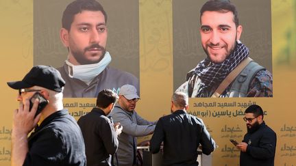 Des membres du Hezbollah assistent aux funérailles des personnes tuées après l'explosion de centaines de bipeurs à travers le Liban, à Beyrouth, le 18 septembre 2024. (ANWAR AMRO / AFP)