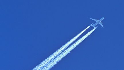 Un avion laisse des traînées de condensation dans le ciel, le 3 mars 2021. (PATRICK PLEUL / DPA-ZENTRALBILD / AFP)