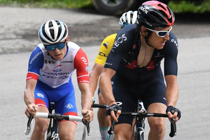 David Gaudu (au fond) dans la roue de Geraint Thomas (au premier plan) lors du dernier Critérium du Dauphiné, le 5 juin 2021. (ALAIN JOCARD / AFP)