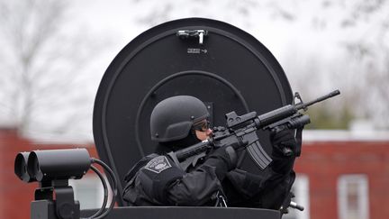 Un membre de la Swat,&nbsp;la brigade d'intervention d'&eacute;lite am&eacute;ricaine, sur un camion &agrave; Watertown (Etats-Unis), le 19 avril 2013. (JESSICA RINALDI / REUTERS)