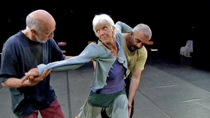 Le collectif des "Oufs" présente sa nouvelle chorégraphie "Vous reprendrez bien un peu de danse" au théâtre 145 de Grenoble
 (France 3 / Culturebox)